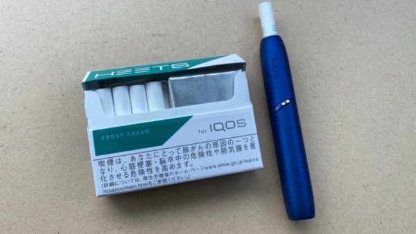 アイコスデュオのホルダーとフロストグリーンのパッケージ