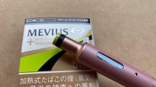 プルームテックプラス本体とマスカットグリーンミントのパッケージ