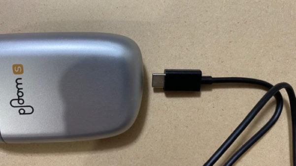 プルームエス2.0のアイスシルバー本体実機とUSBケーブル