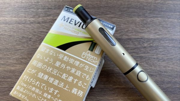 プルームテックプラスのシャンパンゴールド本体とマスカットのパッケージ