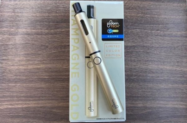 プルームテックプラスのシャンパンゴールド本体とパッケージ