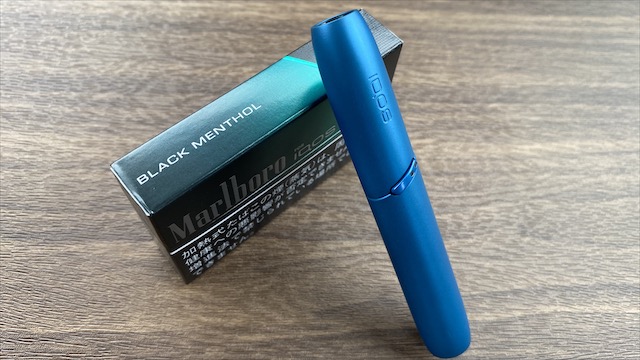 アイコスホルダーとブラックメンソールのパッケージ