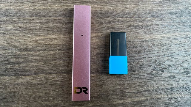 ドクタースティックのデバイス本体とフレーバーポッド