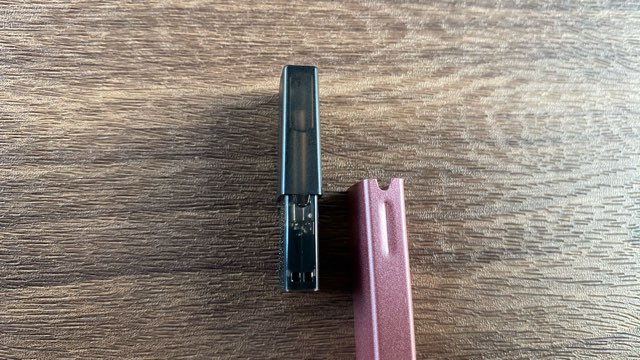 ドクタースティックのデバイス本体とフレーバーポッド