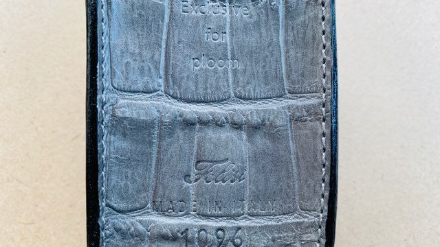 フェリージ×プルームエス2.0のレザーカバー・ロゴ