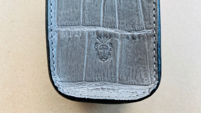 フェリージ×プルームエス2.0のレザーカバー・ロゴ