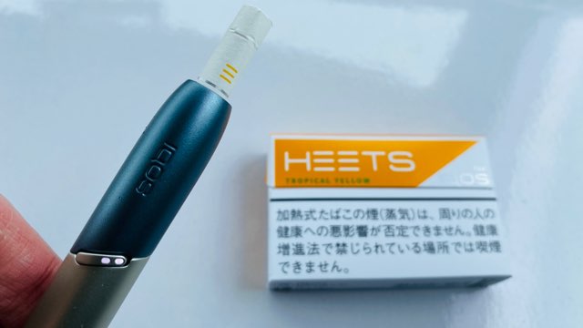 アイコスのホルダーとヒーツ・トロピカルイエローのスティック