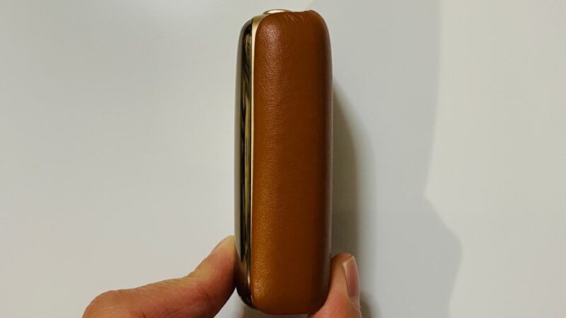 プルームX本体とレザーバックカバーのキャメル