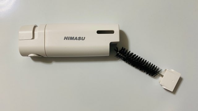 HIMASU 1Be3のフィーダー内のクリーニングブラシ