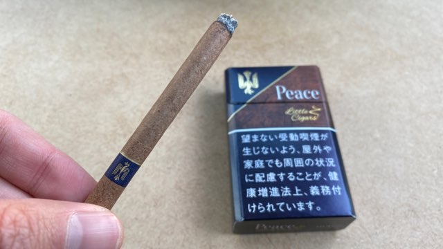 ピースリトルシガーのシガースティックとパッケージ