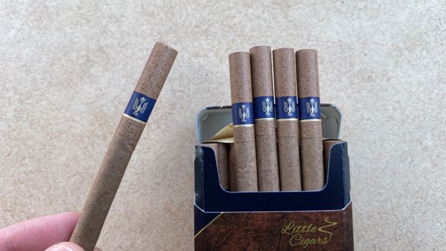 ピースリトルシガーのパッケージとシガースティック