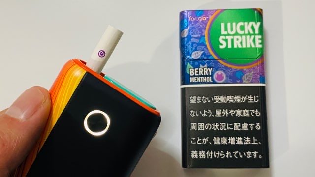 グローハイパープラス本体とラッキーストライク・ベリーメンソールのパッケージ