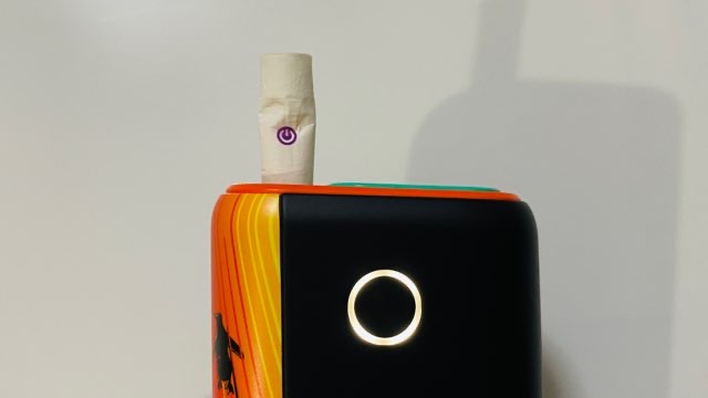 グローハイパープラス本体とラッキーストライク・ベリーメンソールのスティック