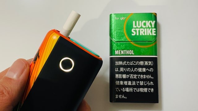 グローハイパープラス本体とラッキーストライク・メンソールのパッケージ