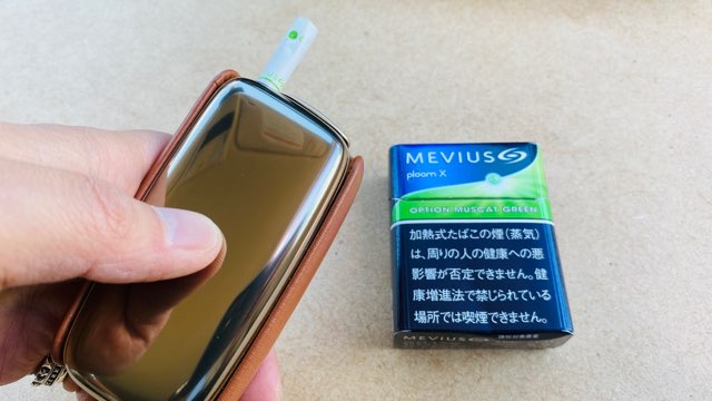 プルームX本体とメビウス・オプション・マスカットグリーンのパッケージとたばこスティック