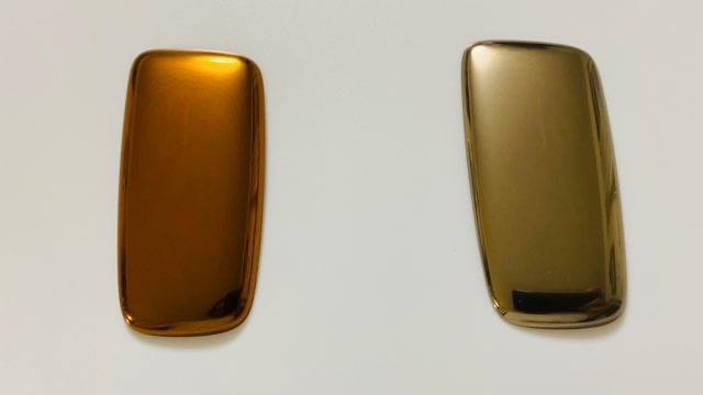 フロントパネルのマンゴーイエローとシャンパンゴールド