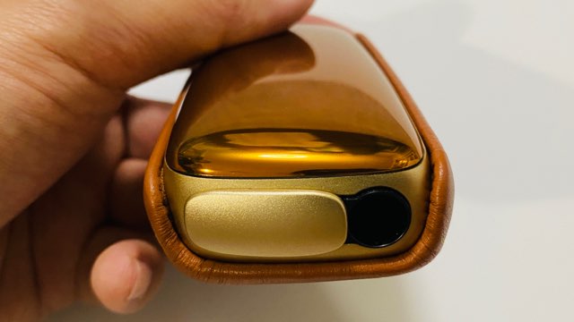 プルームX本体とフロントパネルのマンゴーイエロー