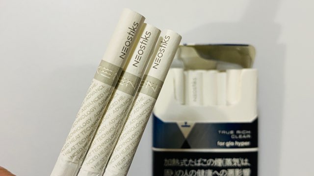 グローハイパーのケントネオスティックトゥルー・リッチクリアのパッケージとたばこスティック