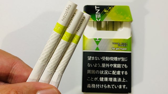 グローハイパーのケントネオスティックトゥルー・リッチグリーンのパッケージとたばこスティック