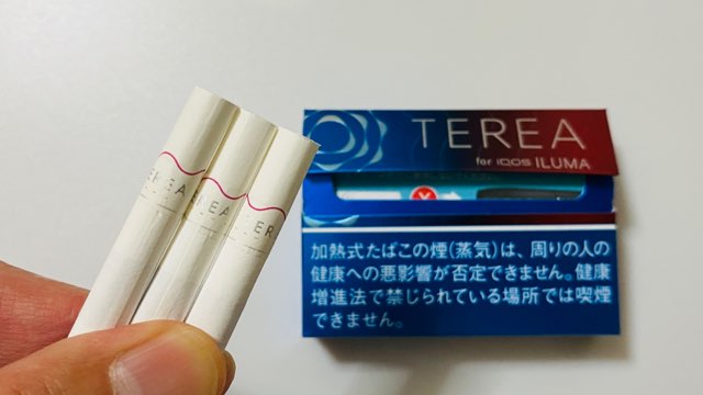 IQOSイルマのテリア・ルビーレギュラーのパッケージとたばこスティック