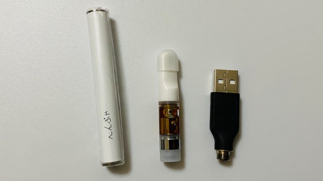 へんぷやCBDのバッテリー本体、カートリッジ、充電用USBポ―ト