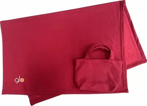 gloのロゴ入りバッグ付きフリースブランケット