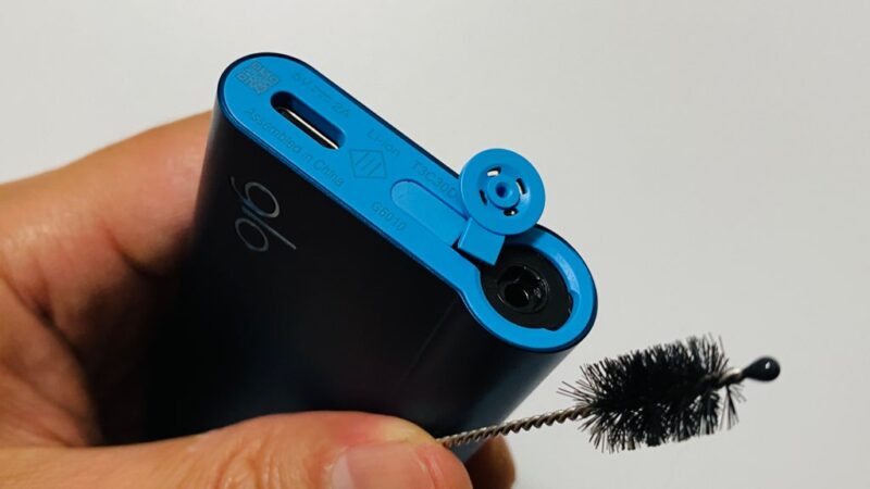 グローハイパーエアーの底蓋とクリーニングブラシ