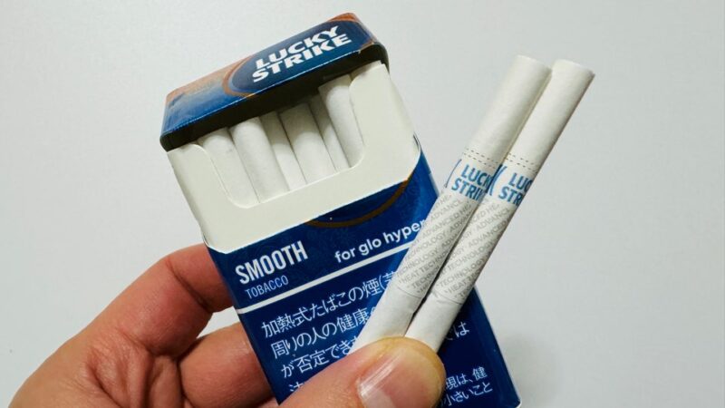 ラッキーストライク スムースタバコのパッケージとたばこスティック
