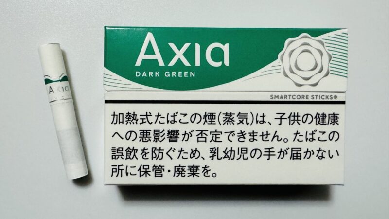 アクシア ダークグリーンのたばこスティックとパッケージ