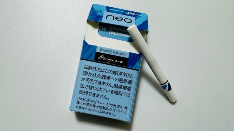 ネオ・スムース・タバコ・glo hyper用のパッケージとスティック