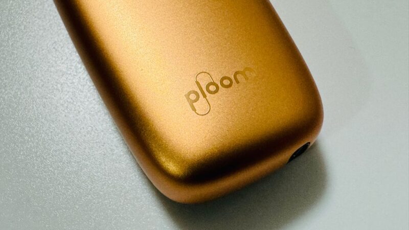 プルームXアドバンスドのブロンズグレイズ実機ロゴ部分