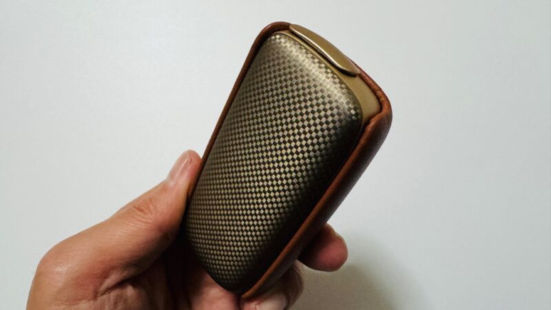 プルームXアドバンスドのスクエアドシャンパンゴールド実機とキャメルのレザーバックカバー