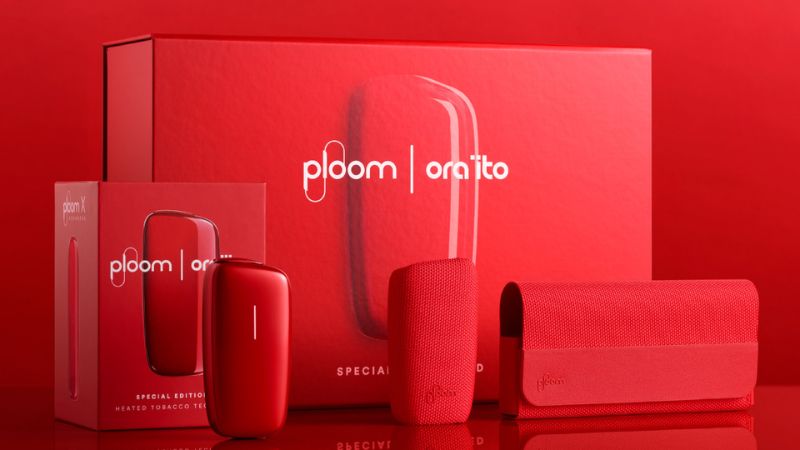 オライトレッドのバックカバーとキャリーケースが同時発売