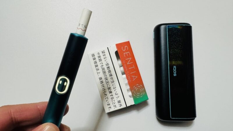 センティア フレッシュ コーラルのパッケージとアイコスイルマのホルダー