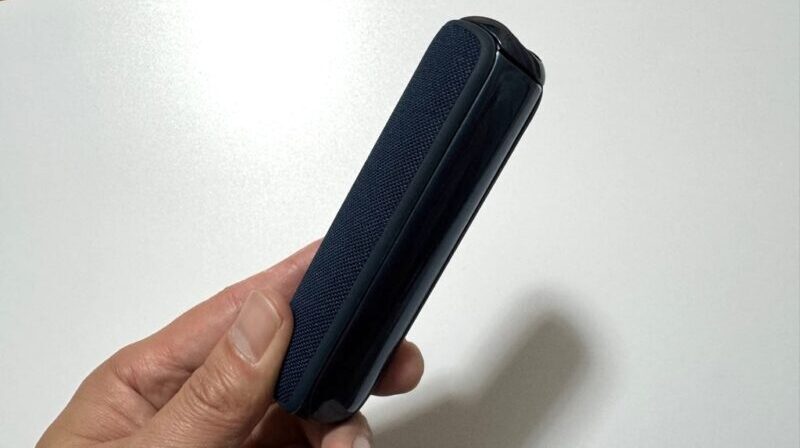 ネイビーブルーのファブリックバックカバーとプルームオーラ