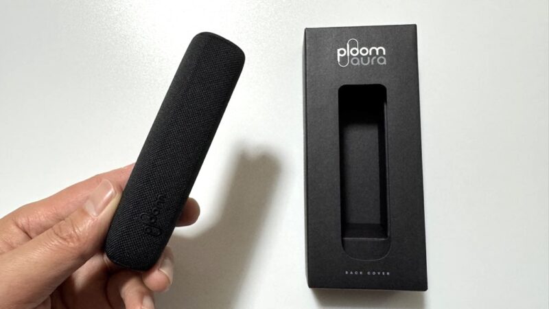 ジェットブラックのファブリックバックカバーとパッケージ