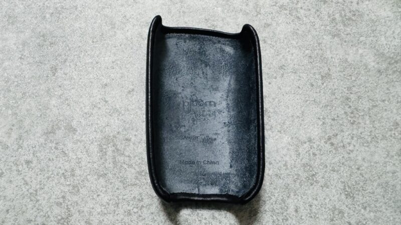 ジェットブラックのレザーバックカバー