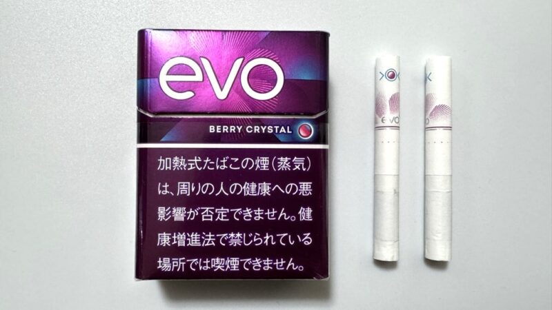 エボベリークリスタルのパッケージとたばこスティック2本