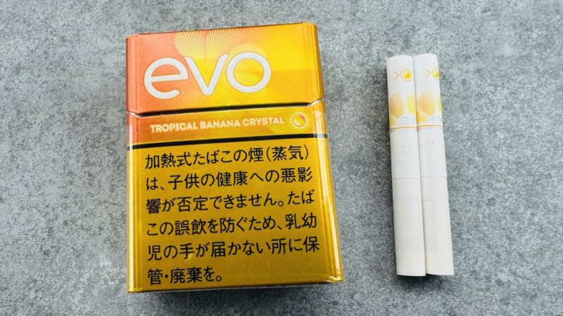 エボ・トロピカル・バナナ・クリスタルのパッケージとたばこスティック