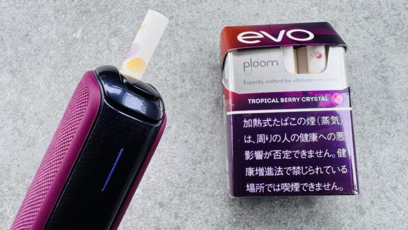 プルームオーラとエボ・トロピカル・ベリー・クリスタルのパッケージ