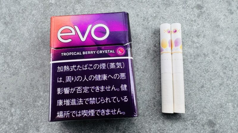 エボ・トロピカル・ベリー・クリスタルのパッケージとたばこスティック
