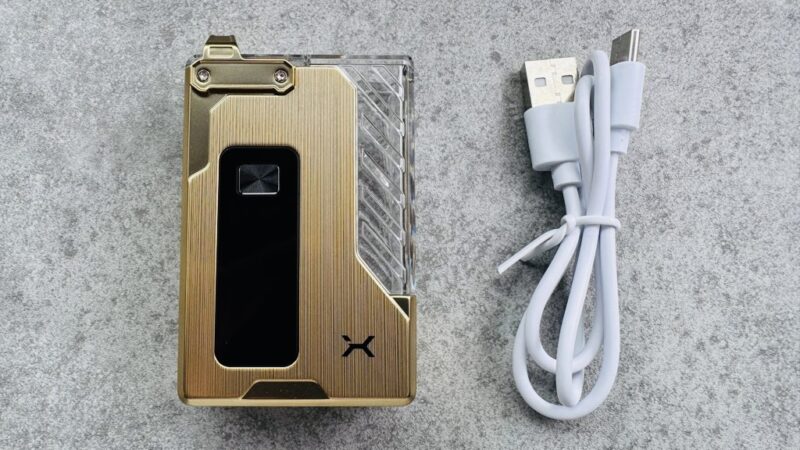 VAPE XのデバイスとUSBケーブル