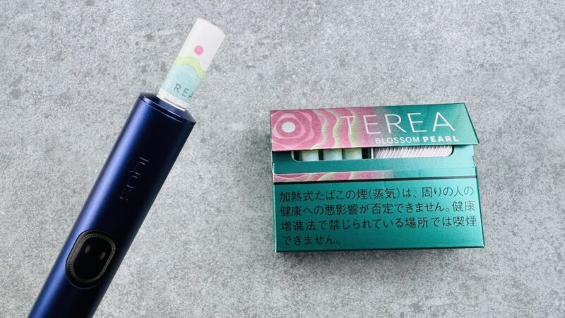 テリアブロッサムパールのたばこスティックとパッケージ