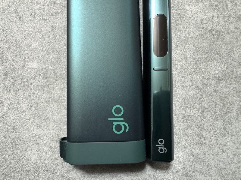グローヒーロプラスのエメラルドの充電ケースとペン