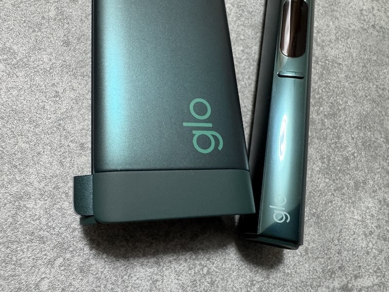 グローヒーロプラスのエメラルドの充電ケースとペン